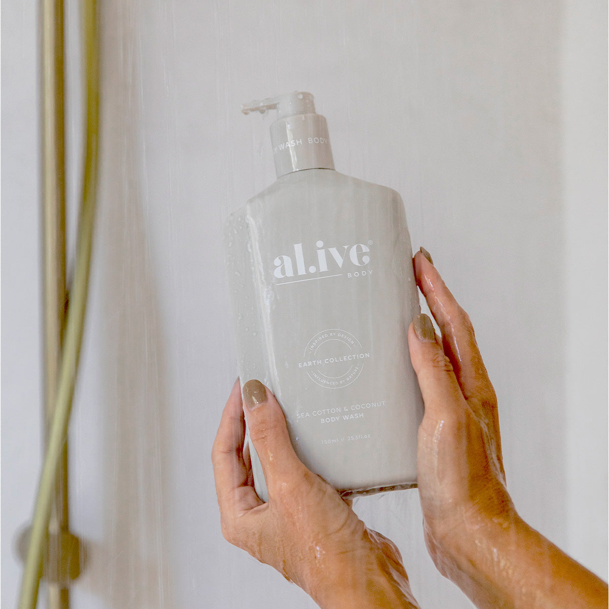 al.ive body Body Wash Sea Cotton & Coconut - lifestyle shot