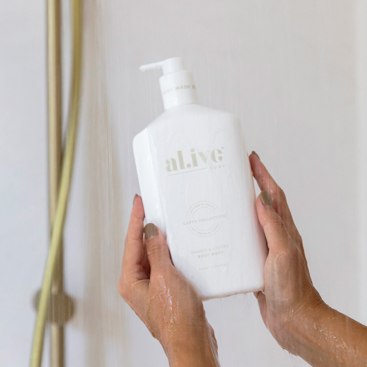 al.ive body Body Wash Mango & Lychee - lifestyle shot