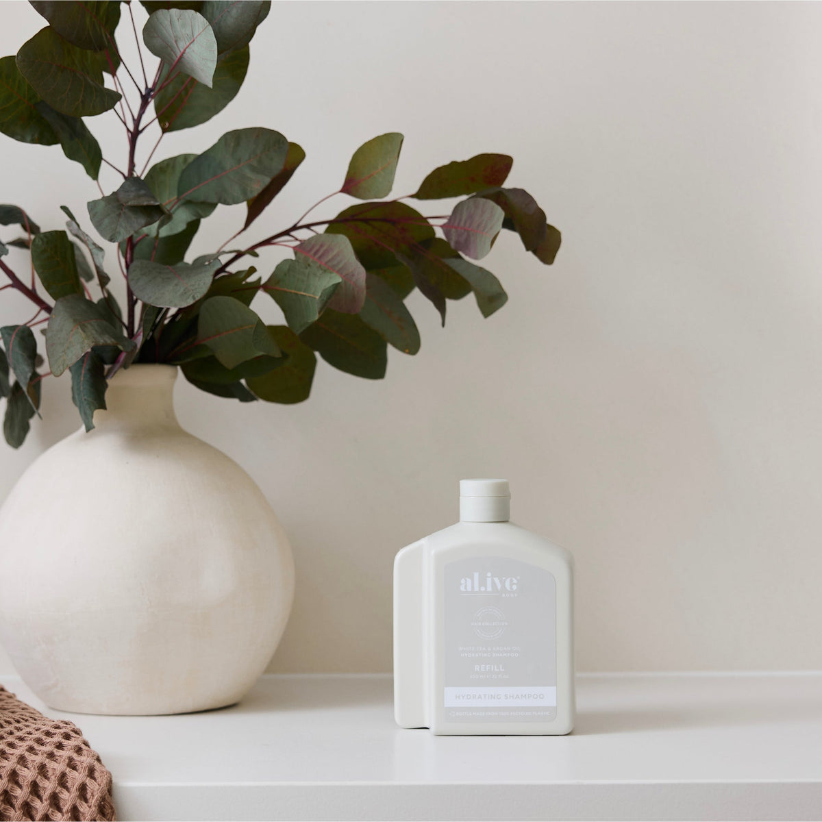 al.ive body Hydrating Shampoo Refill White Tea & Argan Oil - lifestyle shot