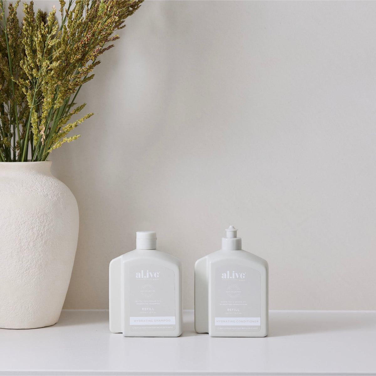 al.ive body Moisturising Conditioner Refill White Tea & Argan Oil - lifestyle shot