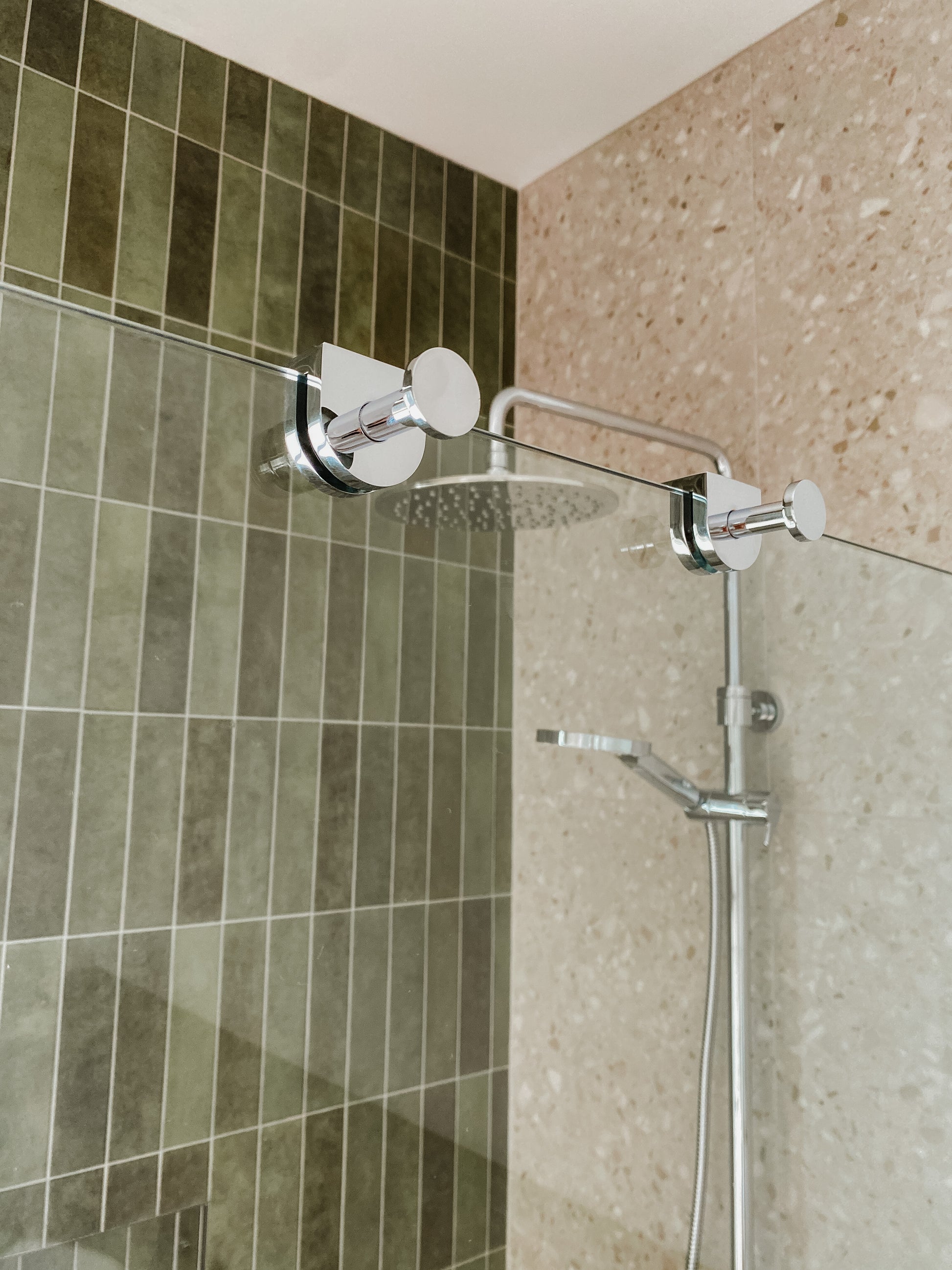 code-versa-shower-screen-hooks-chrome