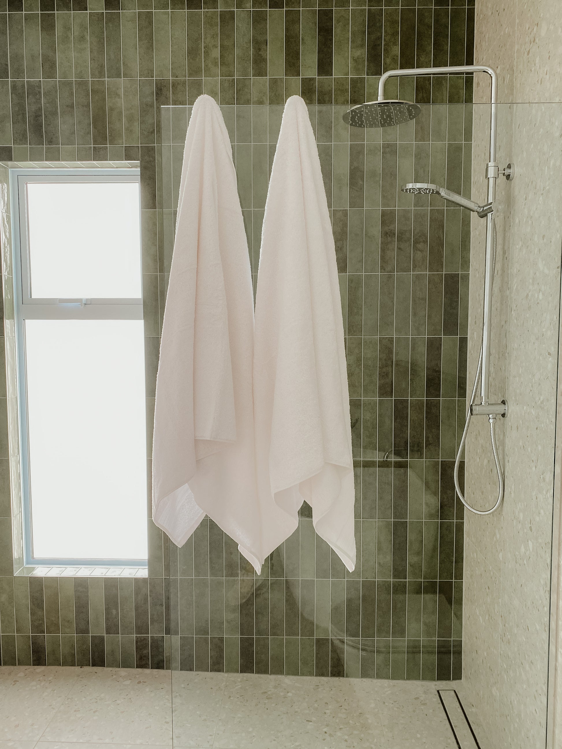 code-versa-shower-screen-hooks