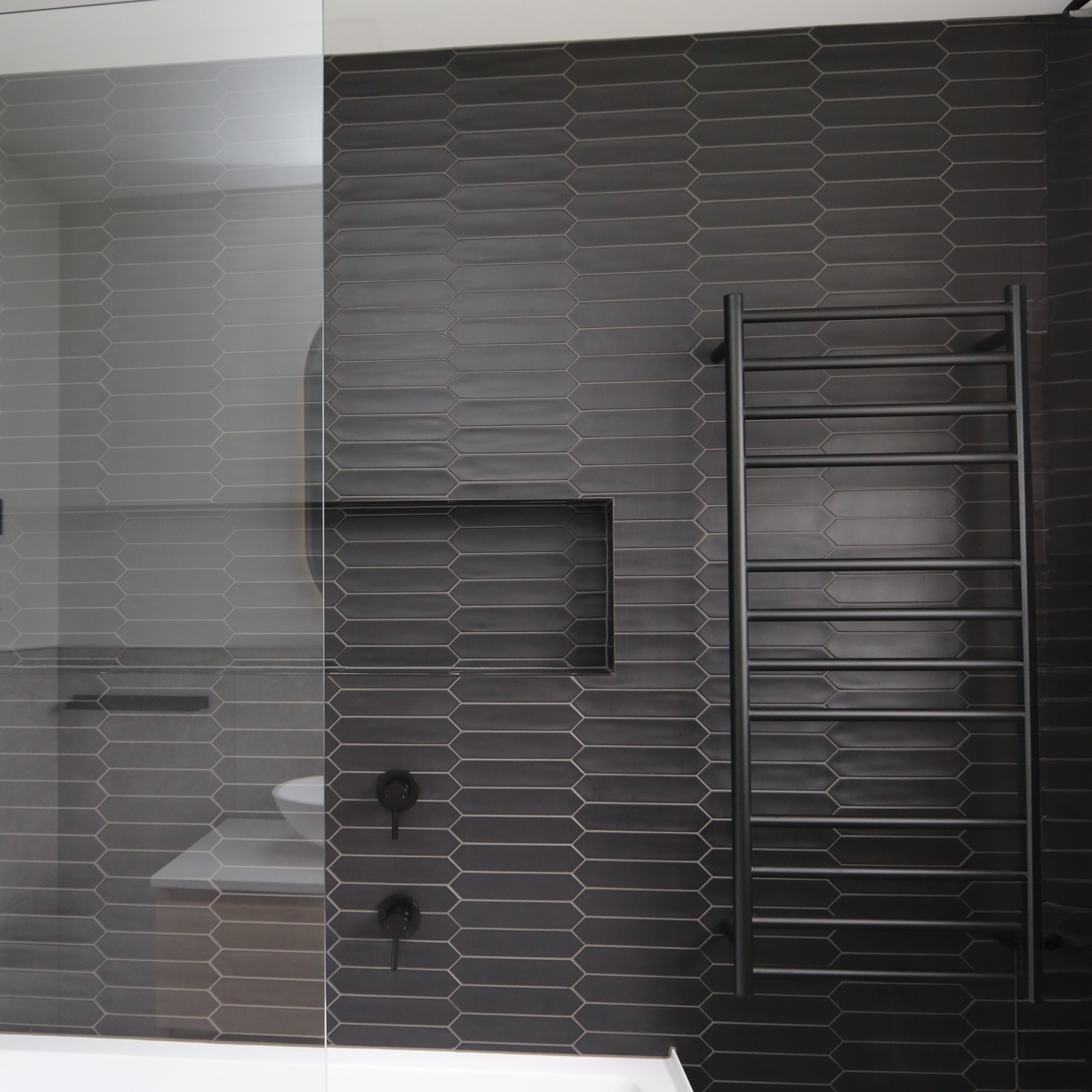 code-round-heated-towel-rail-1200