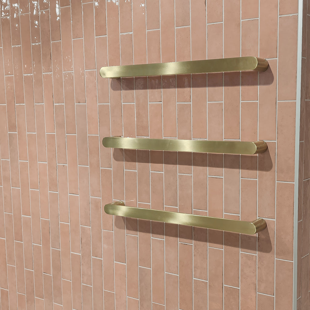code-flow-640-heated-towel-rail-in-tiled-bathroom-setting