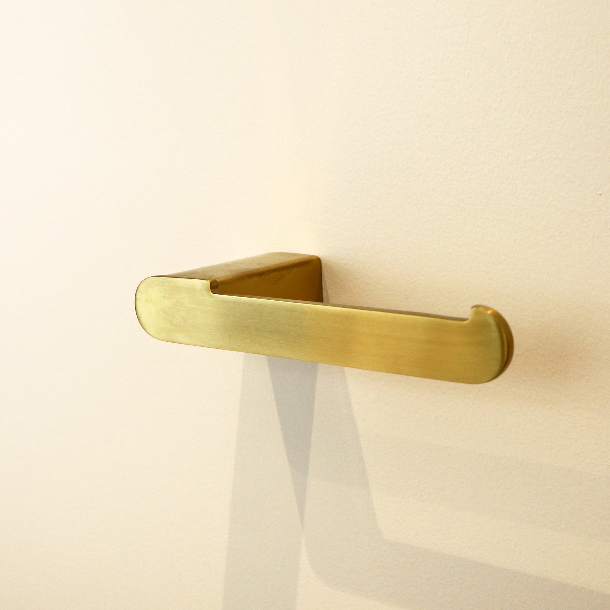 code-flow-toilet-roll-holder-brushed-brass