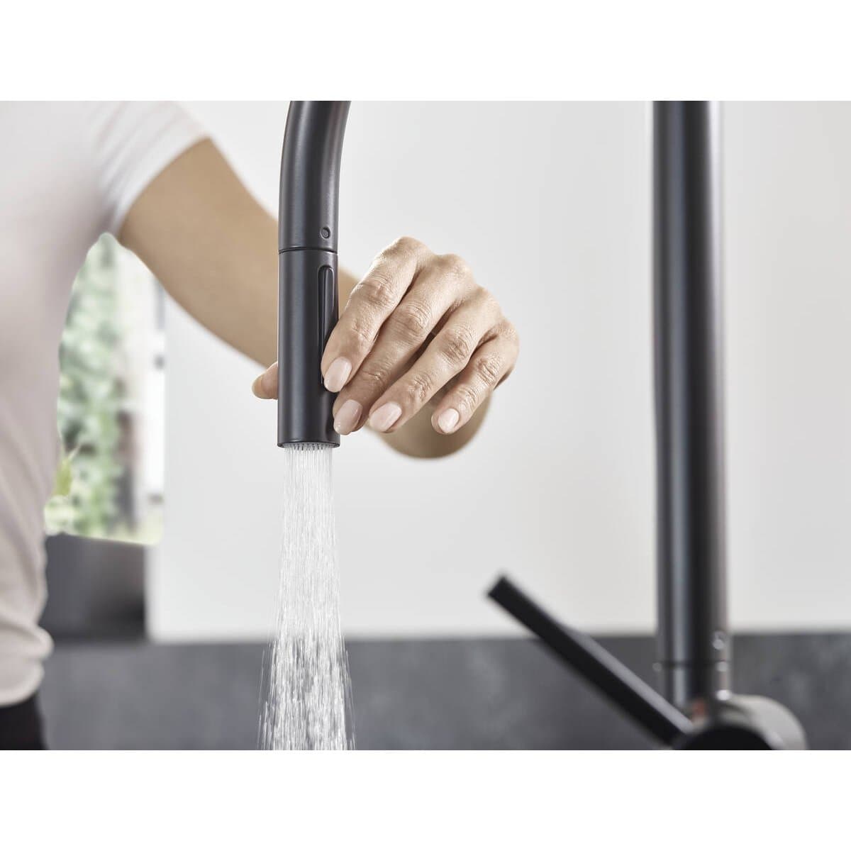 hansgrohe-focus-m54-kitchen-tap-in-matte-black-showing-dual-spray