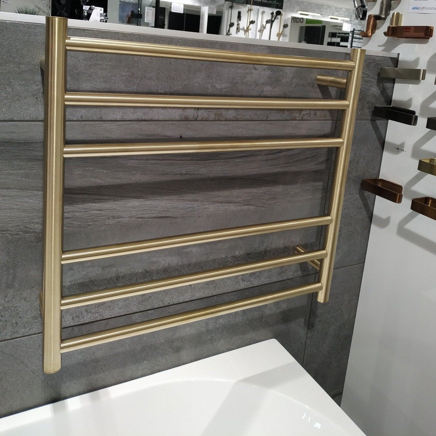 code-round-heated-towel-ladders-900