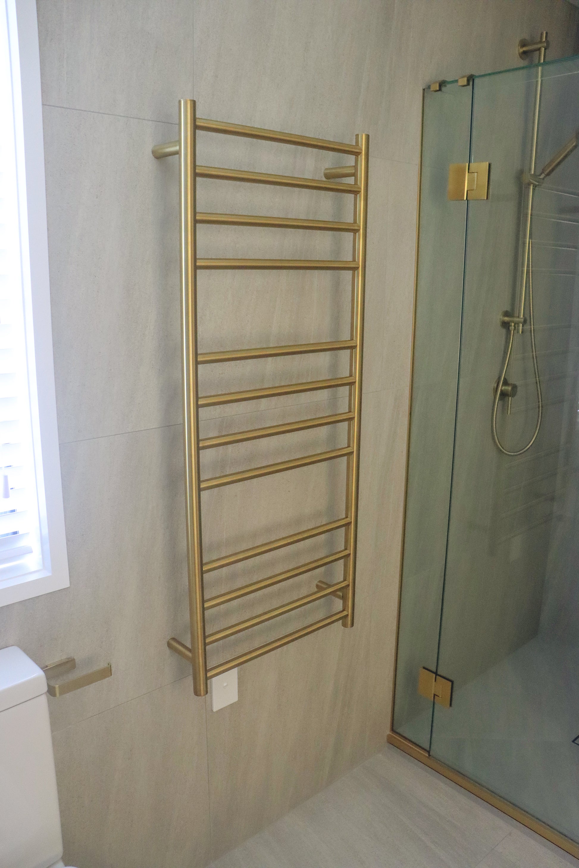 code-round-heated-towel-ladders-1200