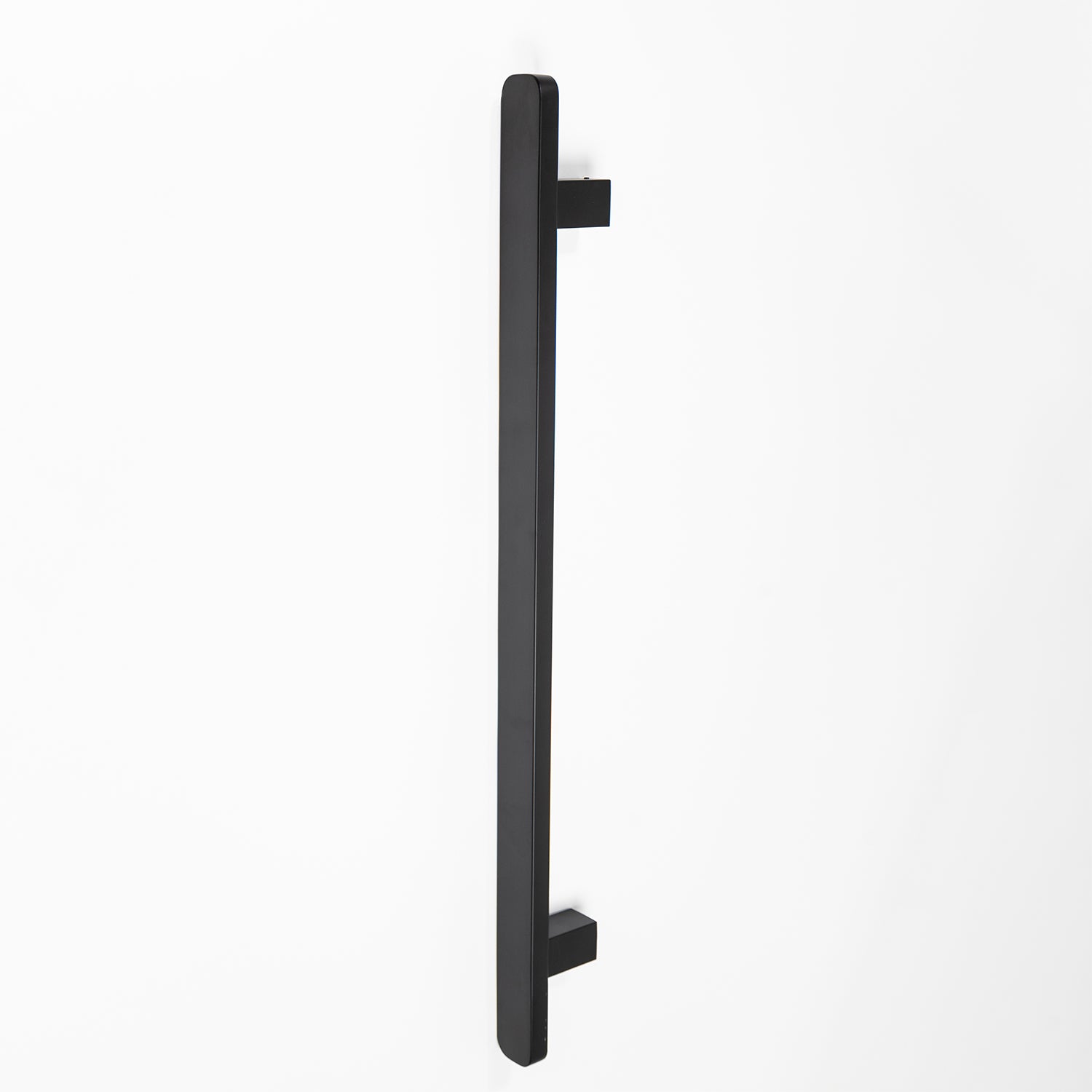 vertical-heated-towel-rail-matte-balck-square-look
