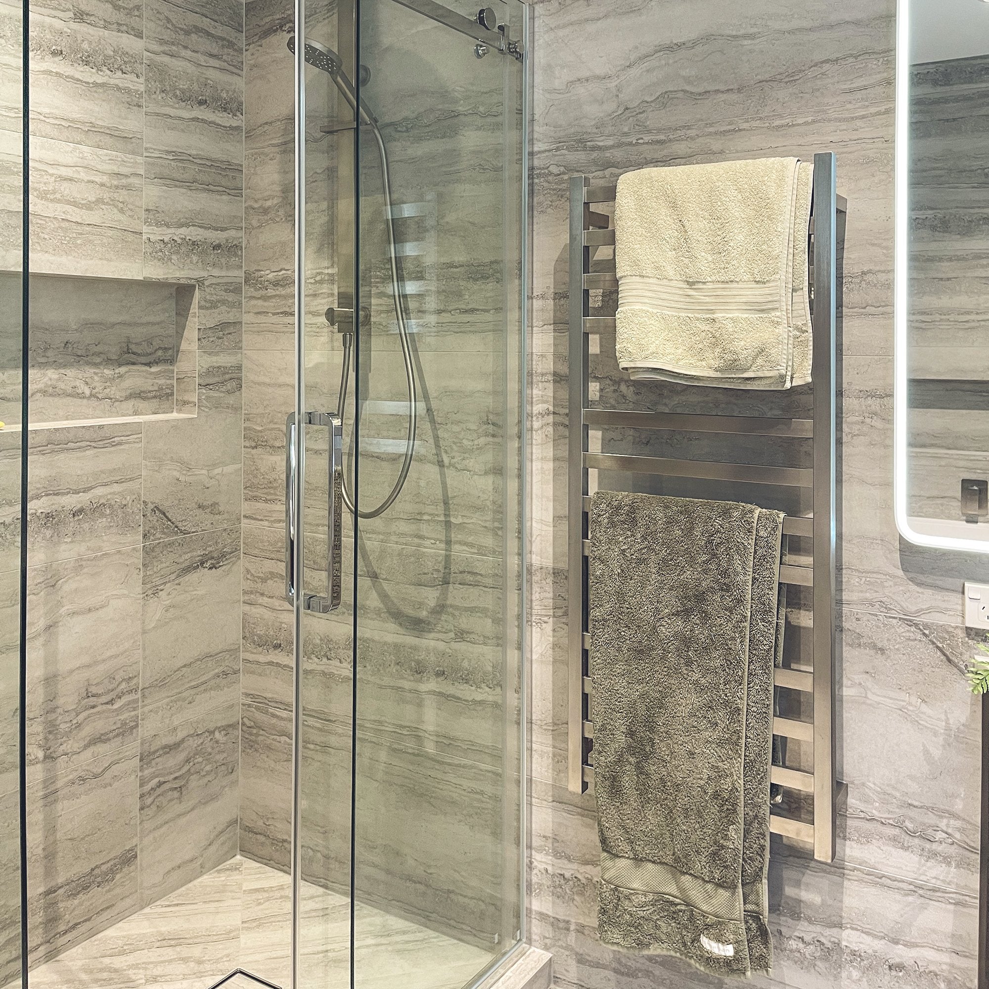 code-square-heated-towel-ladder-500