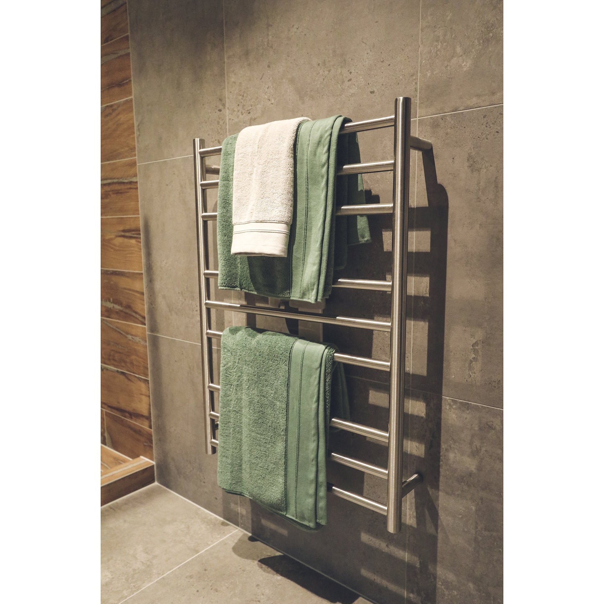 code-round-heated-towel-ladders-900