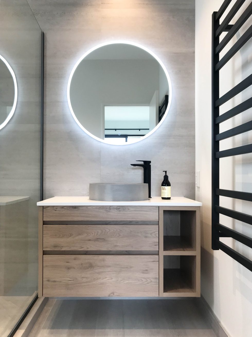 broadway-round-LED-mirror-with-built-in-demister