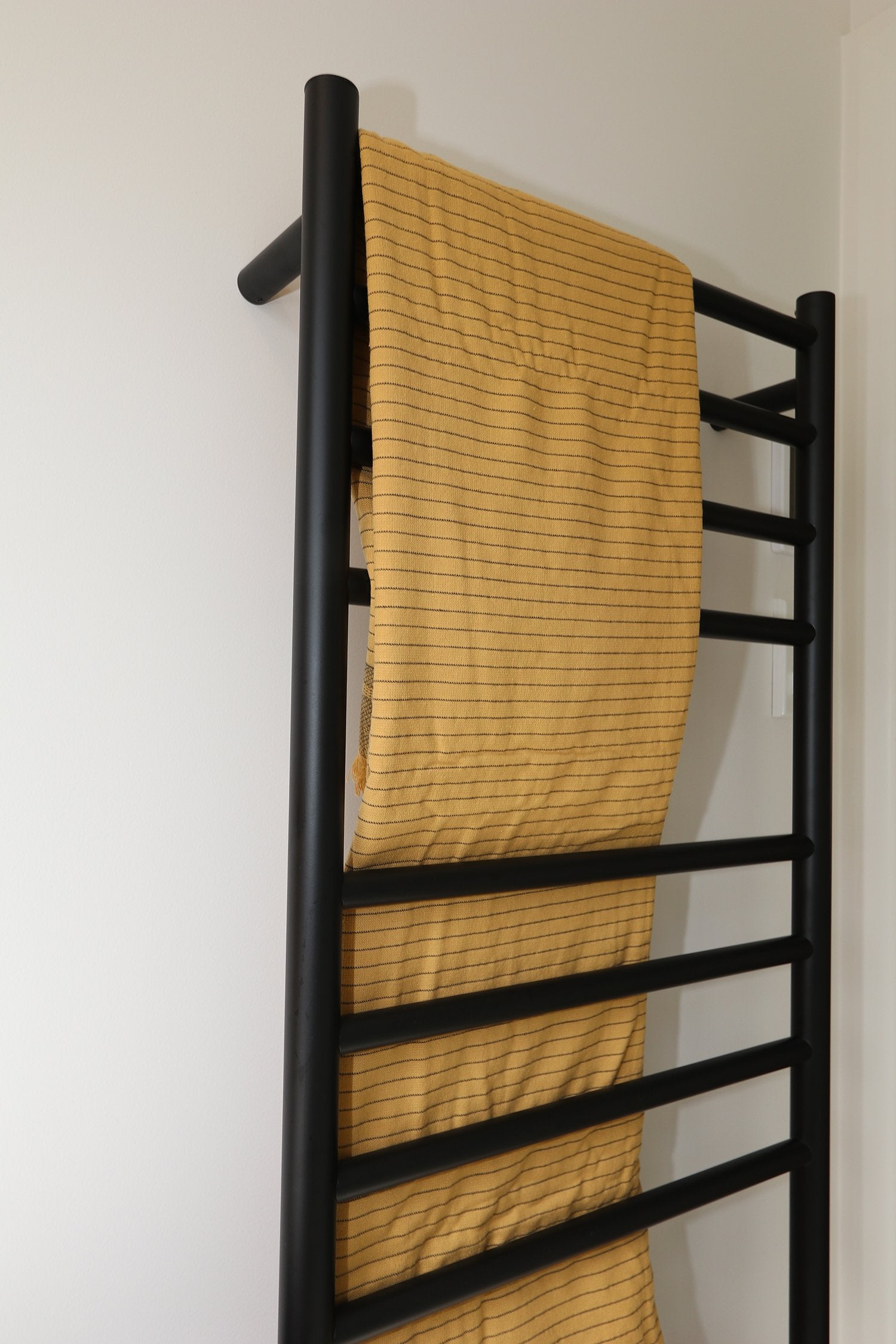 code-round-heated-towel-rail-1200