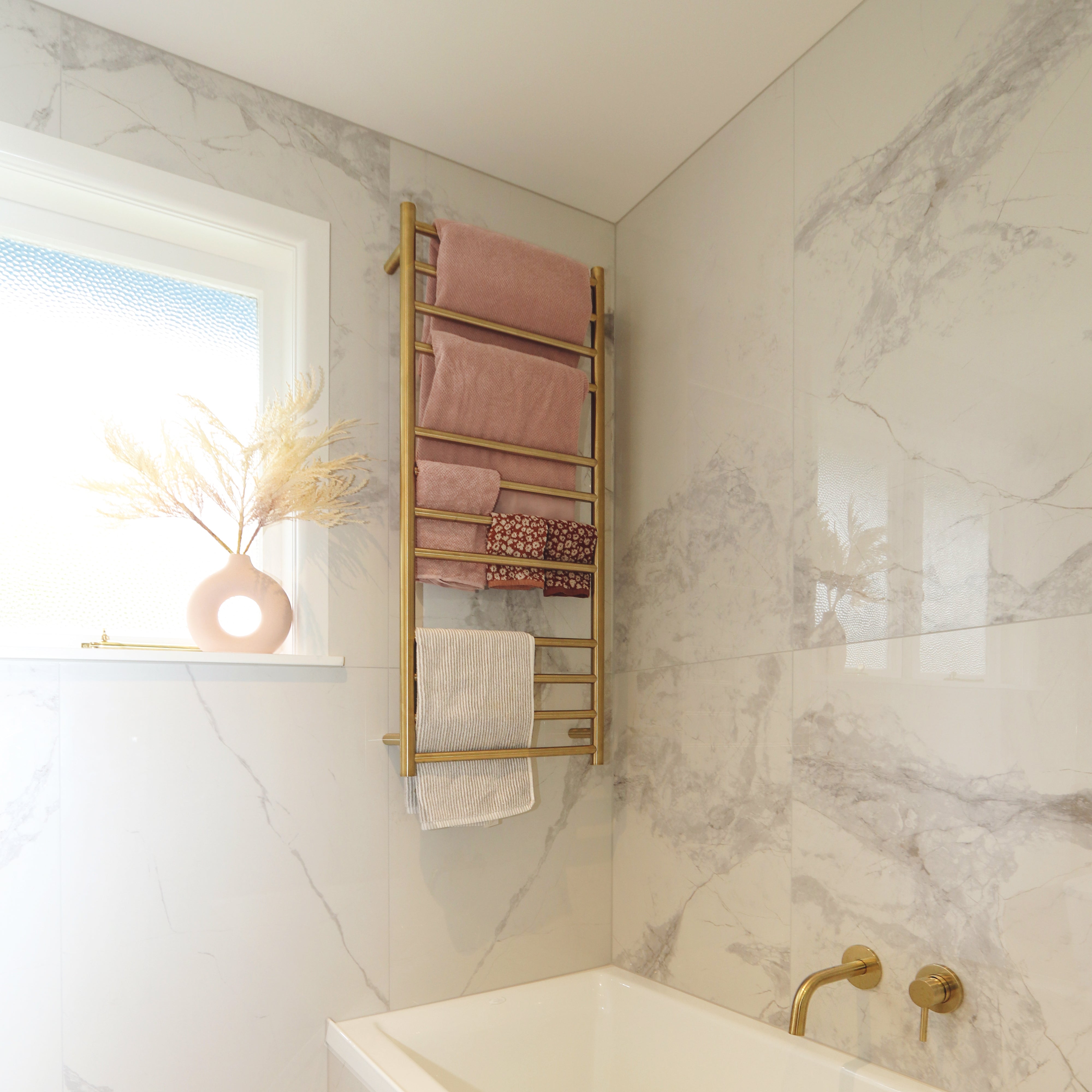 code-round-heated-towel-ladders-1200