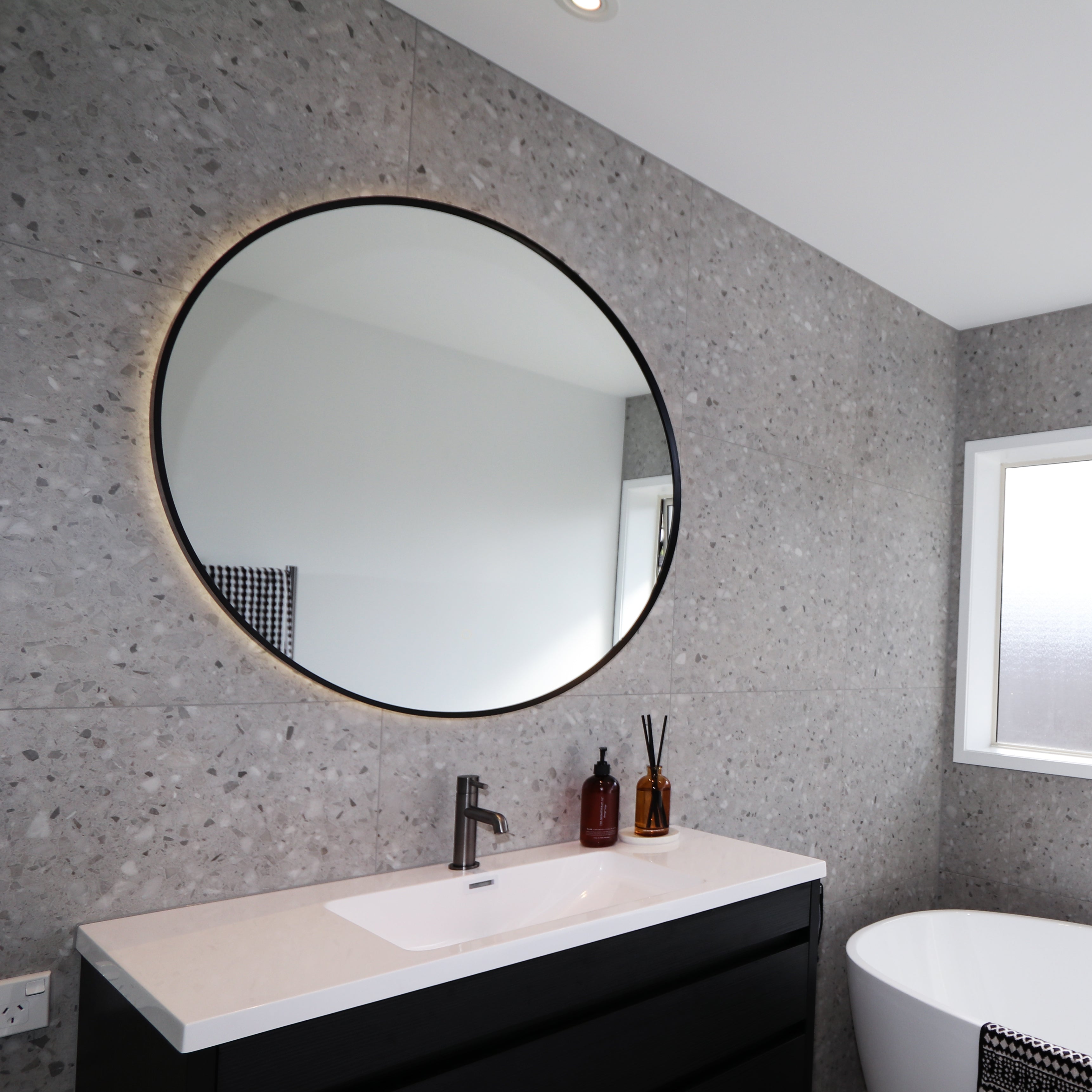 code-solace-round-led-mirror