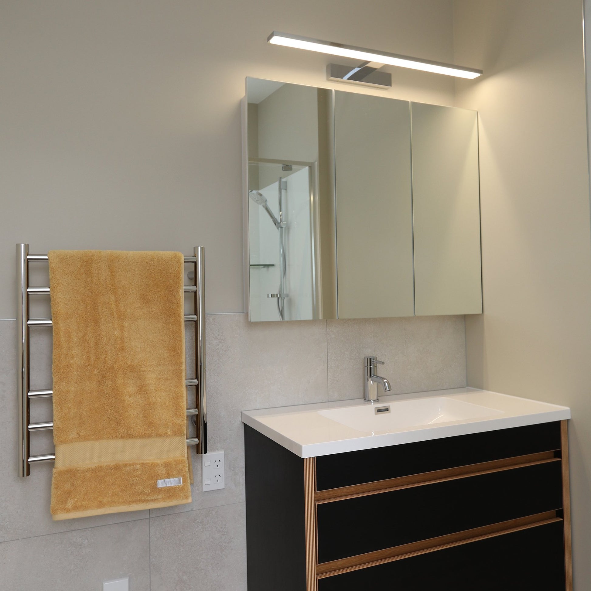 code-round-heated-towel-ladders-900