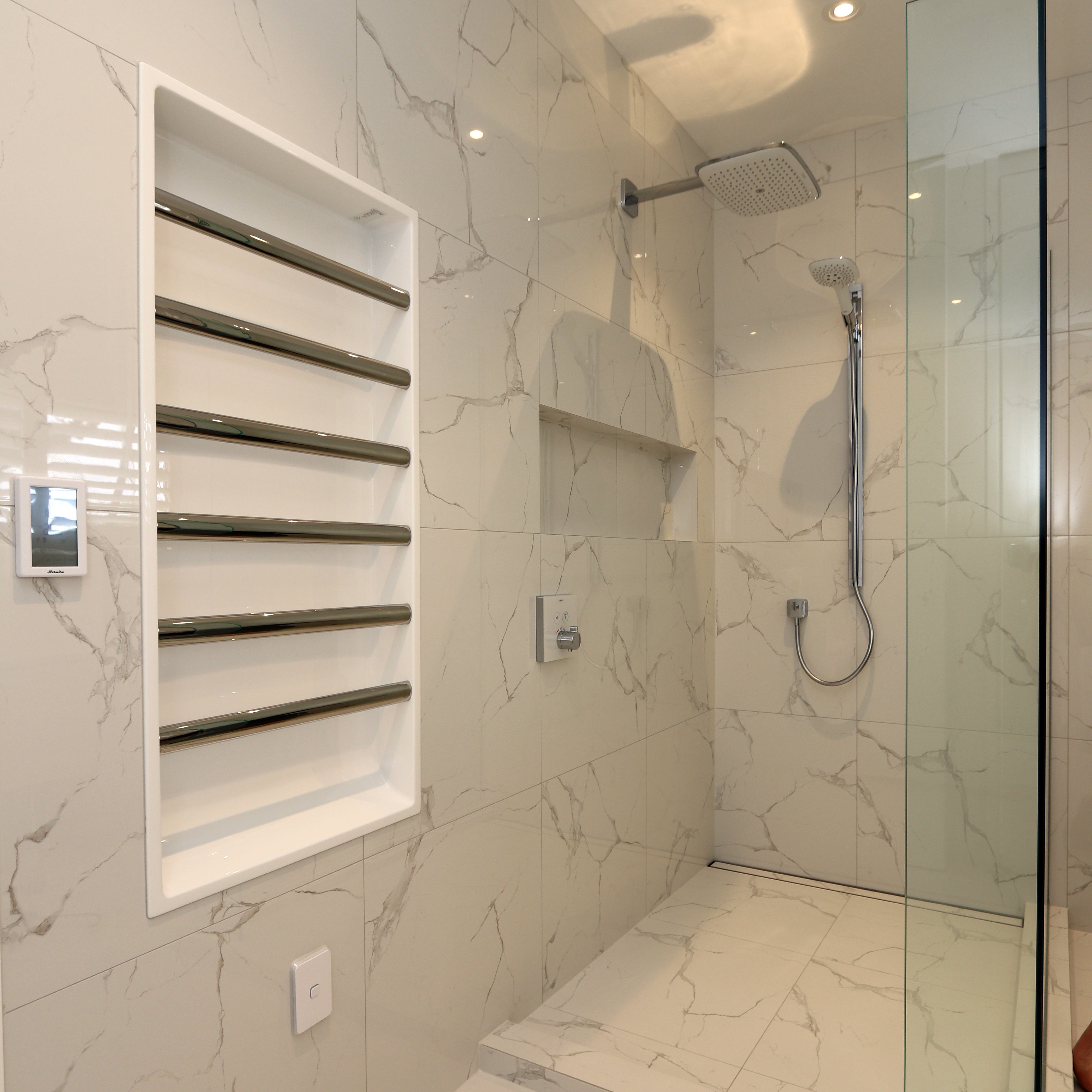 Recessed online towel rail