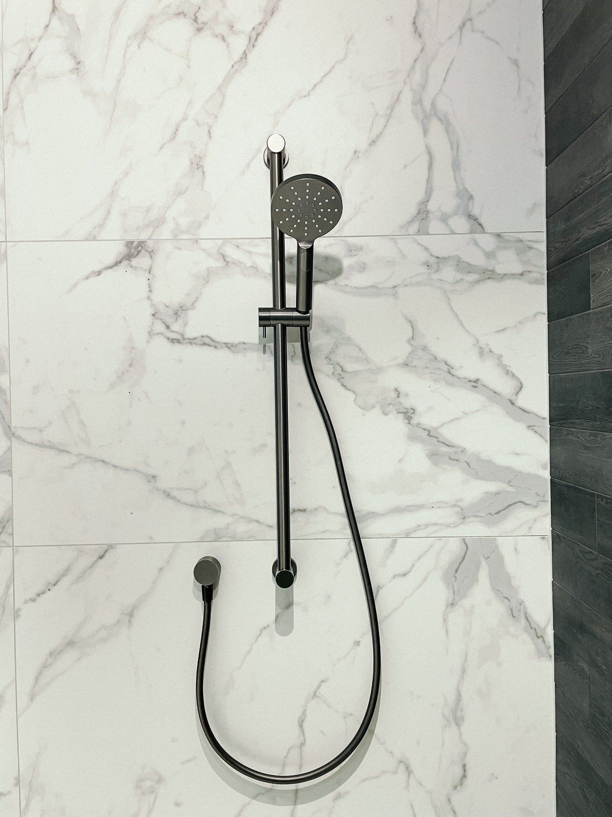 code-lamone-round-shower-rail-in-gunmetal-in-tiled-bathroom