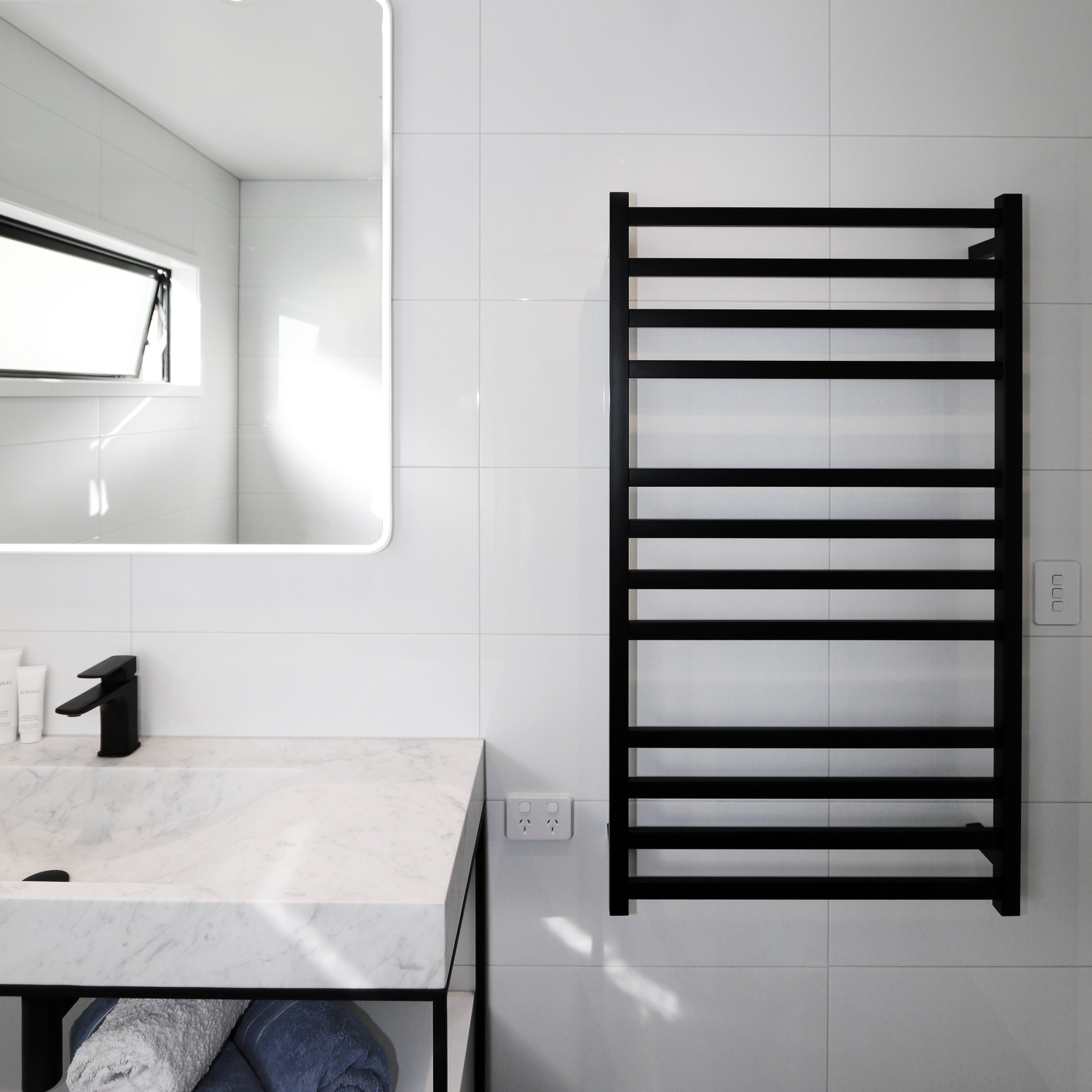 code-square-heated-towel-ladder-1200