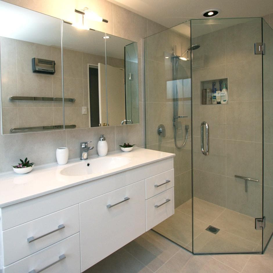 FRAMELESS GLASS SHOWER QUADRANT ANGLED FRONT