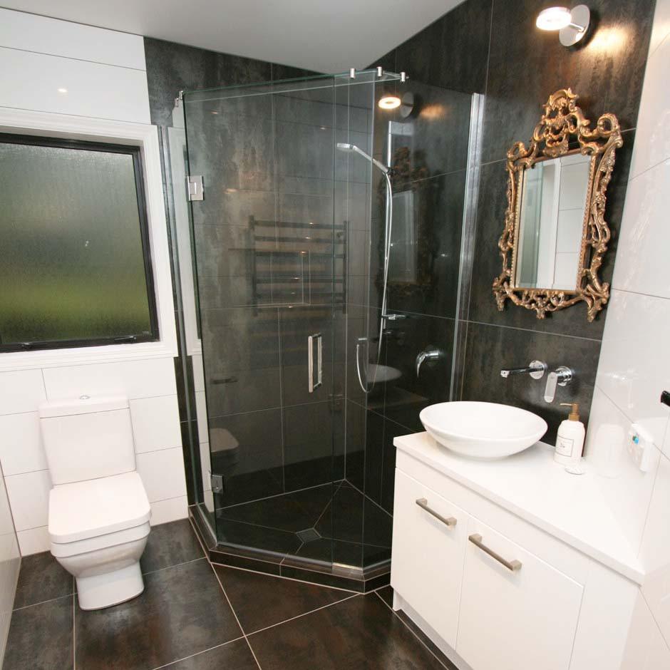 FRAMELESS GLASS SHOWER QUADRANT ANGLED FRONT