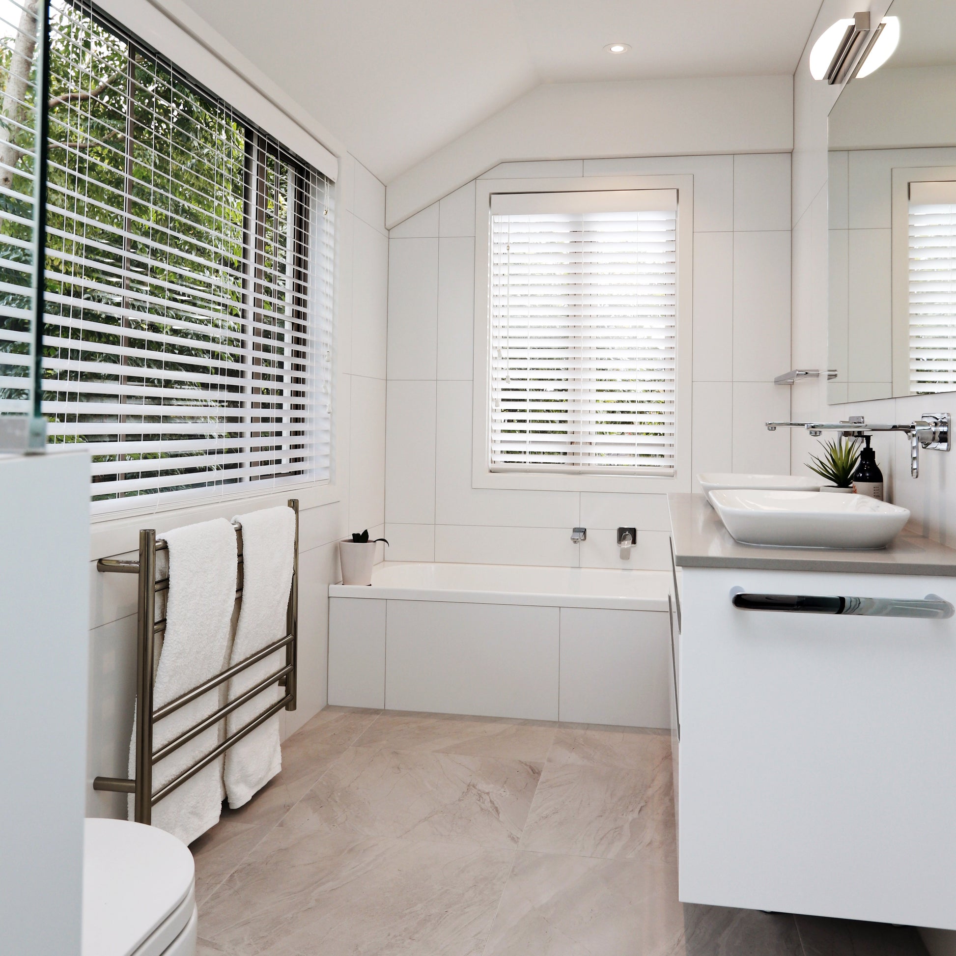 code-round-heated-towel-ladders-900