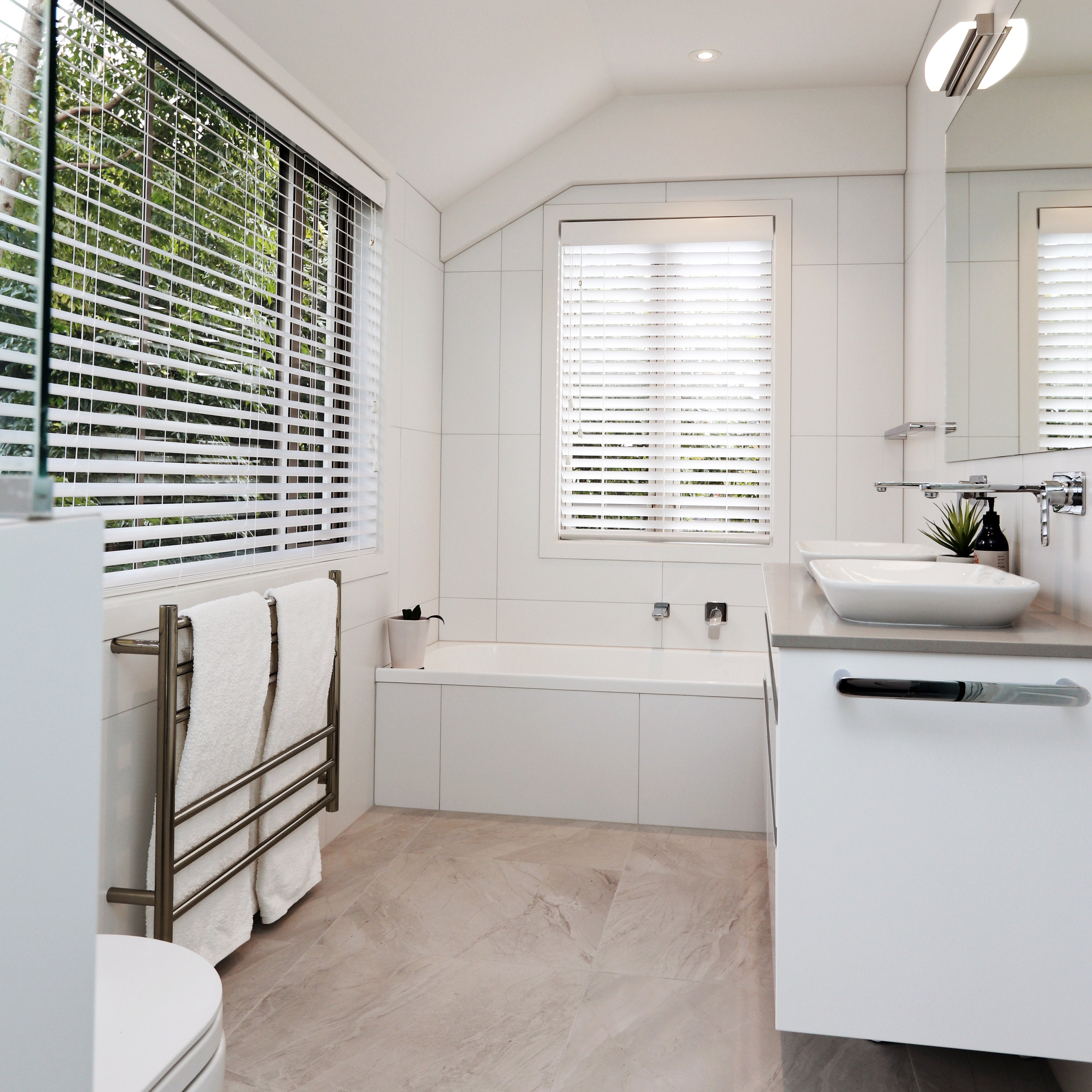 code-round-heated-towel-ladders-900